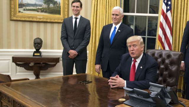 Obama odadan kaldırmıştı, Trump ilk günden geri getirdi! 