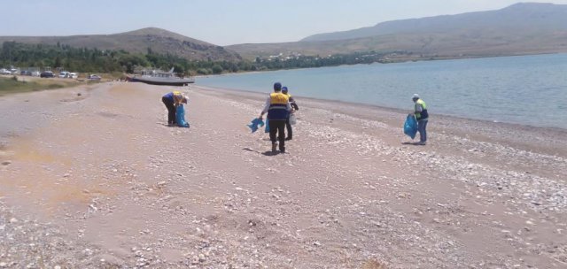 TUŞBA BELEDİYESİ’DEN SAHİL TEMİZLİĞİ